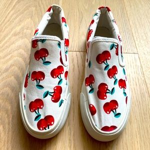 Slip on canvas sneakers with cherry print.